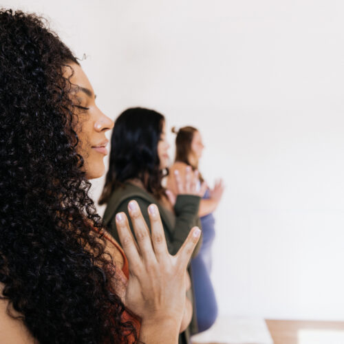 women using mediation for happiness